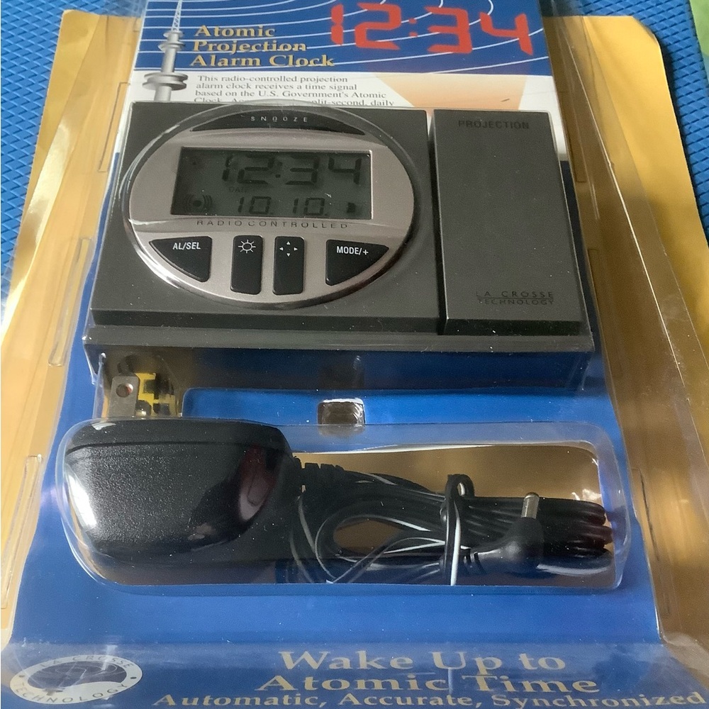 LA CROSSE ATOMIC PROJECTION ALARM CLOCK-WT-5600-BRAND NEW!